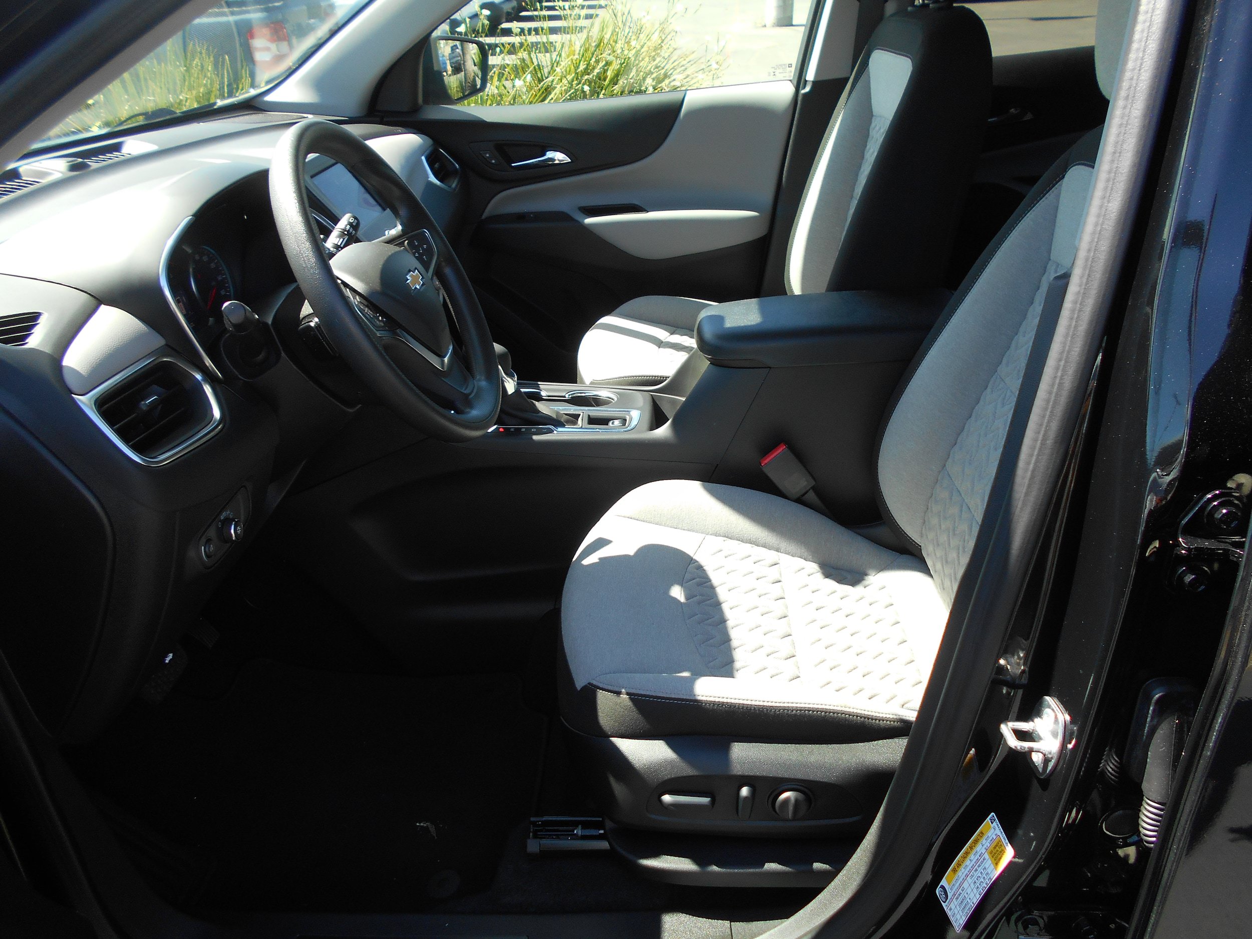 Used 2024 Chevrolet Equinox LS w/ LS Convenience Package FWD image 2
