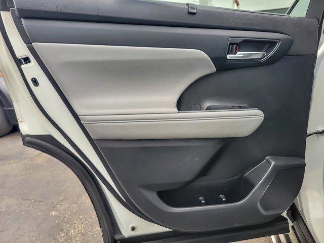 Used 2022 Toyota Highlander XLE image 25