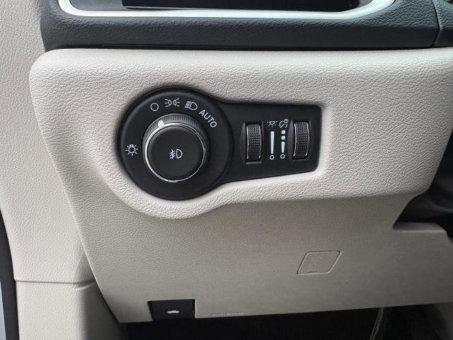 Used 2024 Chrysler Pacifica Touring-L image 14