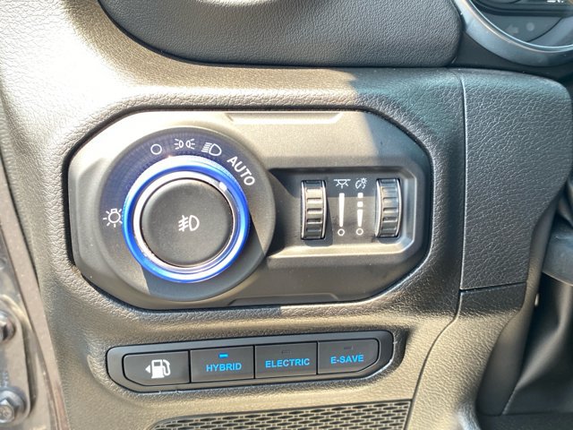 Used 2022 Jeep Wrangler Unlimited Sahara w/ Cold Weather Group AWD/4WD image 12