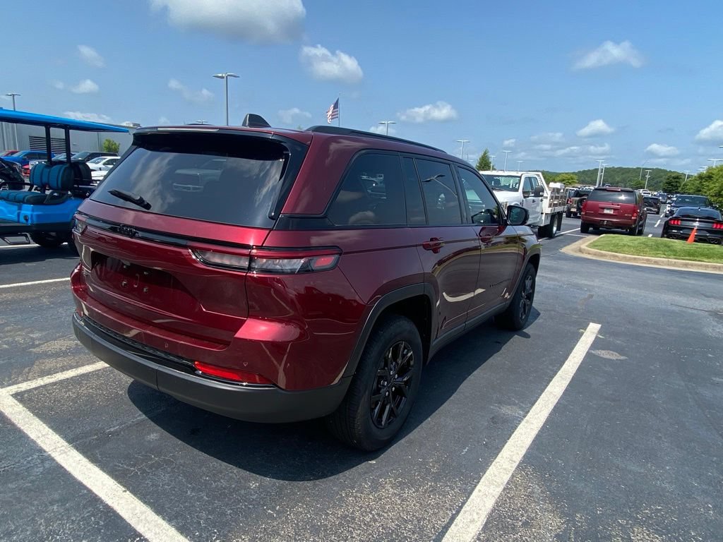 Used 2025 Jeep Grand Cherokee Altitude AWD/4WD image 7