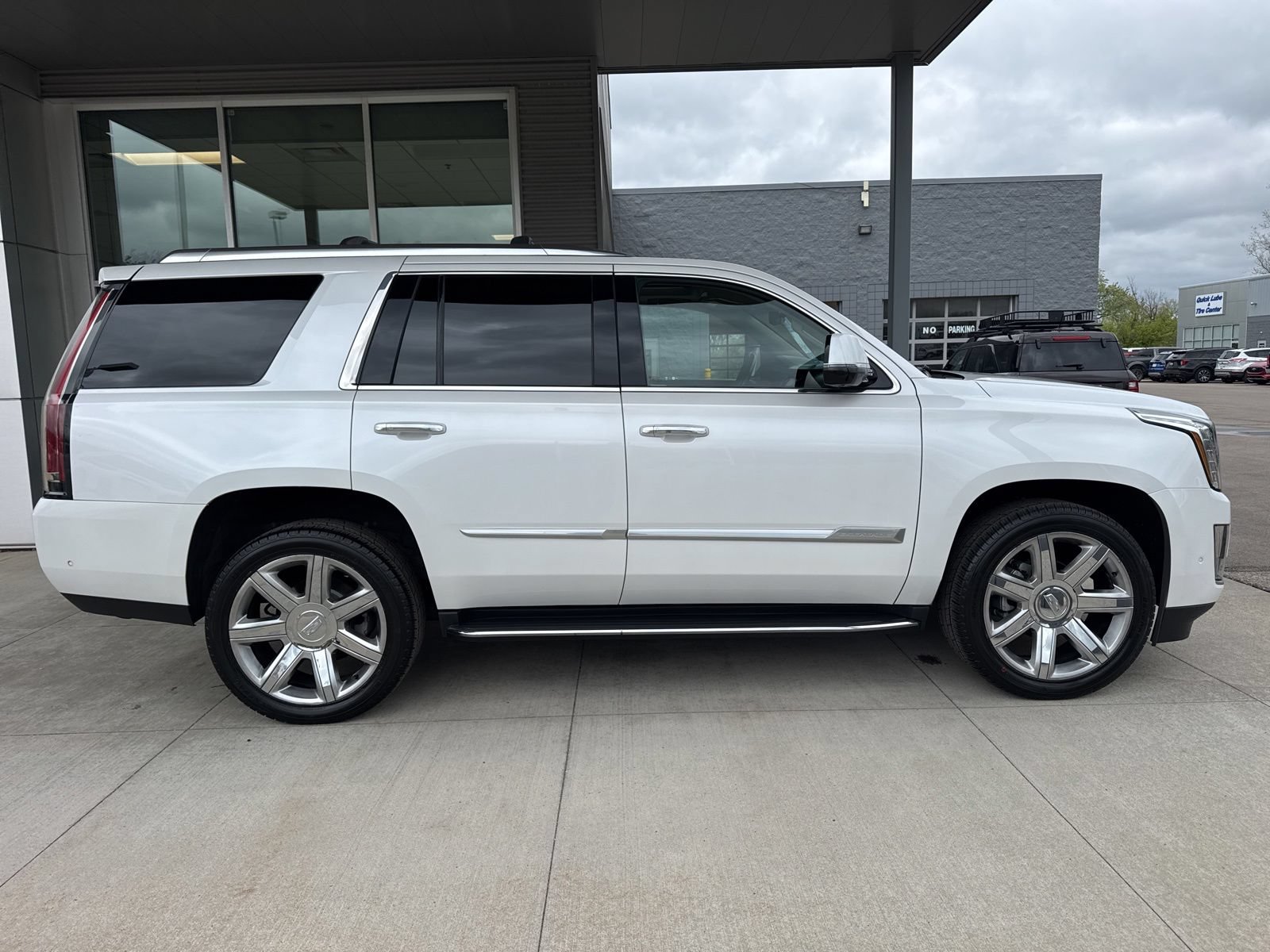 Used 2019 Cadillac Escalade Luxury AWD/4WD image 9