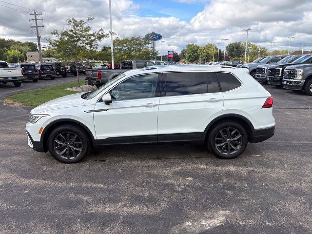 Used 2023 Volkswagen Tiguan SE w/ Panoramic Sunroof Package FWD image 3