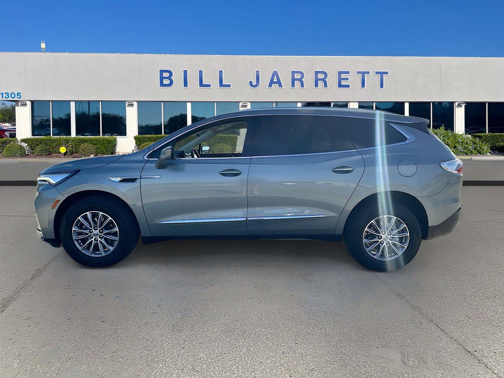 Used 2024 Buick Enclave Essence image 2