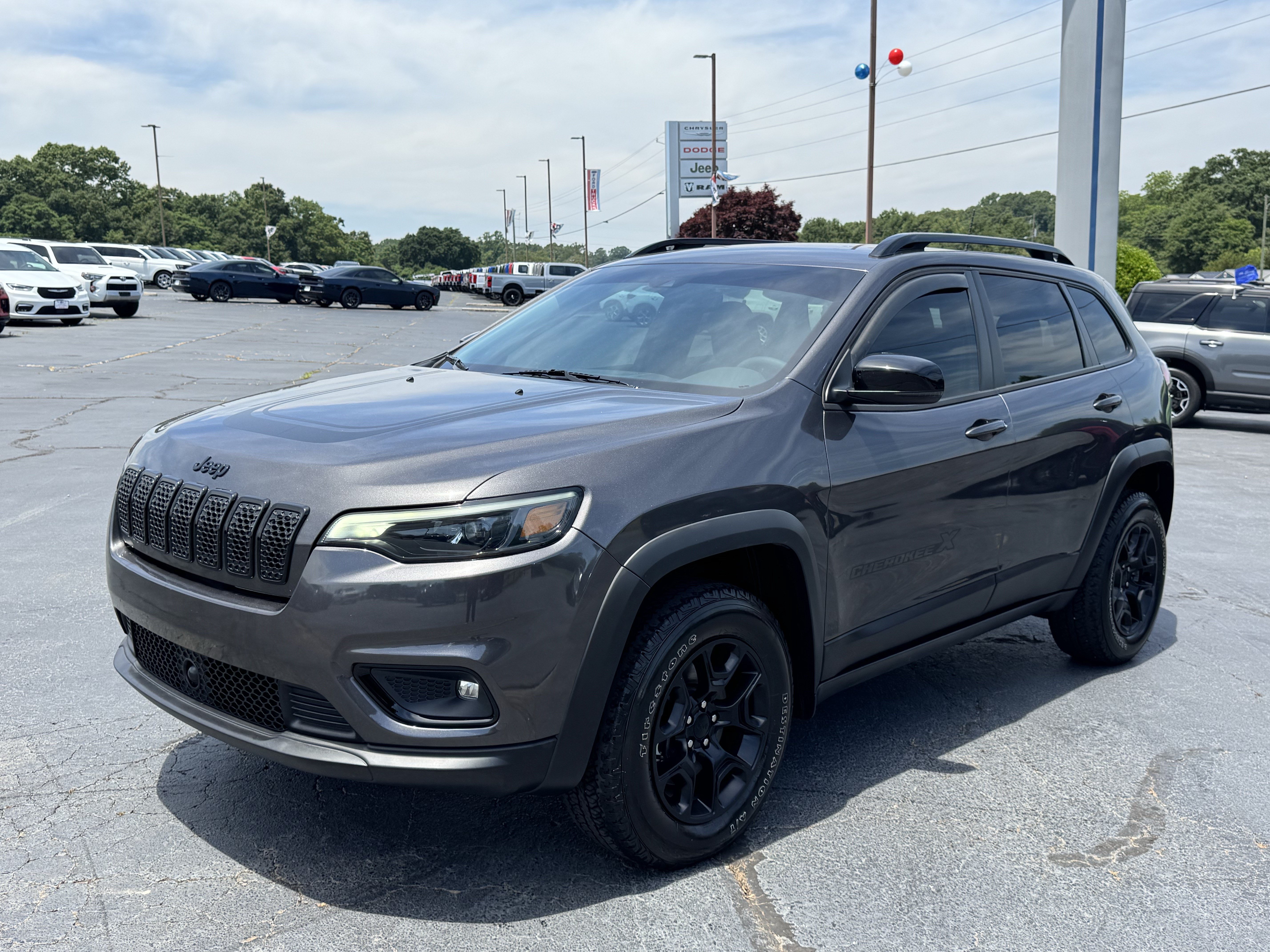 Used 2022 Jeep Cherokee Latitude AWD/4WD image 2