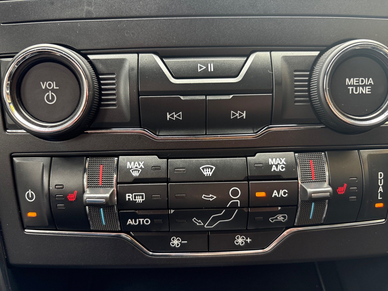 Certified 2019 Ford Explorer XLT w/ XLT Sport Appearance Package AWD/4WD image 18