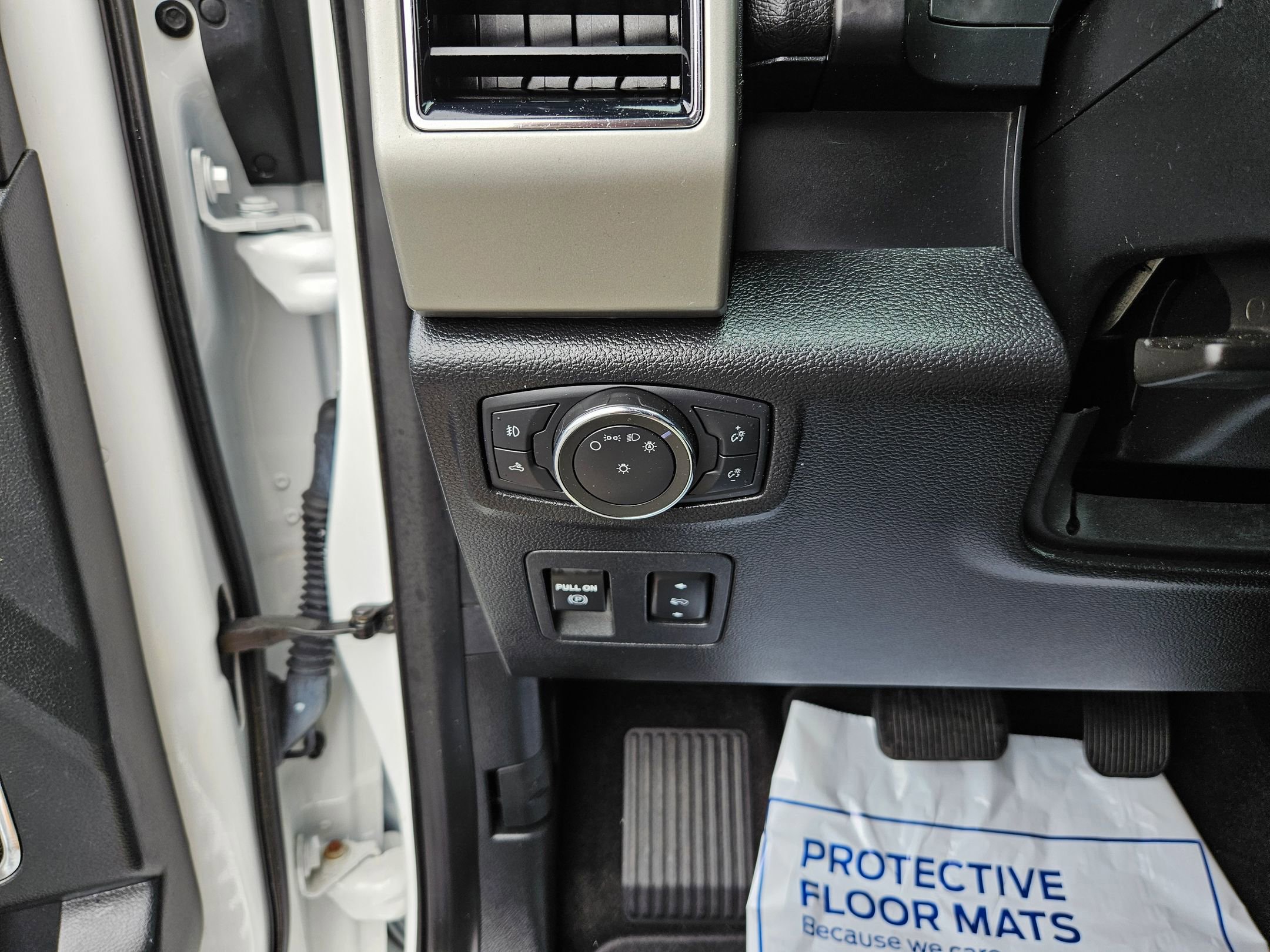 Certified 2020 Ford F150 Lariat w/ Equipment Group 501A Mid image 16