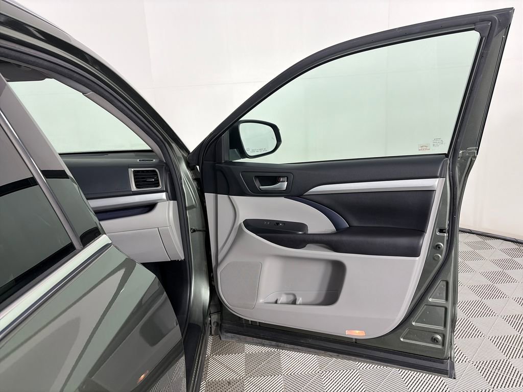 Used 2017 Toyota Highlander XLE w/ Carpet Mat Package AWD/4WD image 31