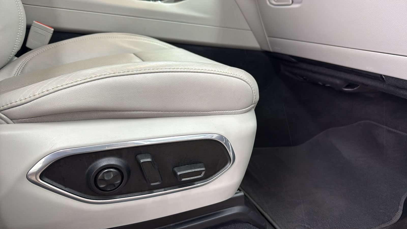 Used 2024 Jeep Wagoneer L Series II RWD image 24