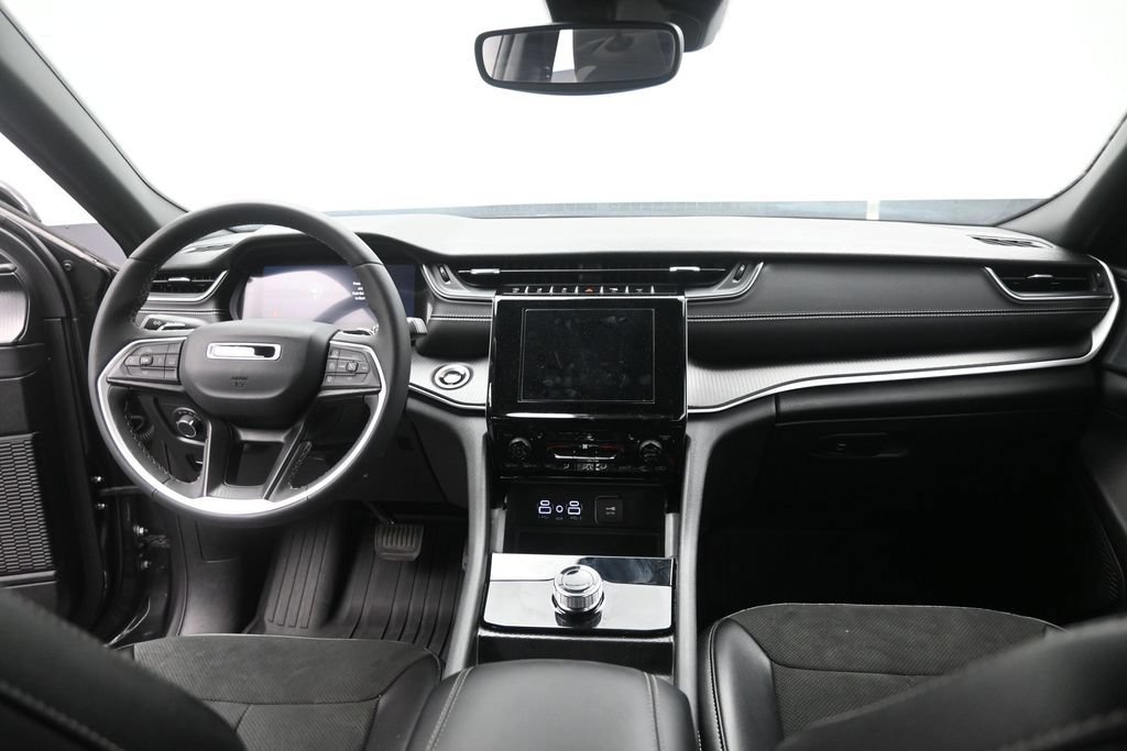 Used 2024 Jeep Grand Cherokee L Altitude RWD image 12