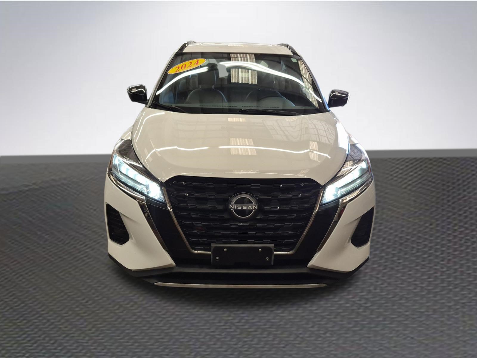 Used 2024 Nissan Kicks SR w/ SR Premium Package FWD image 3