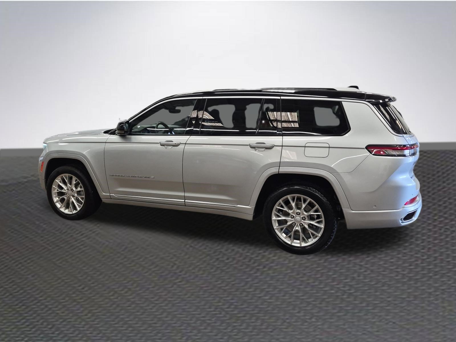Used 2021 Jeep Grand Cherokee L Summit w/ Luxury Tech Group V AWD/4WD image 5