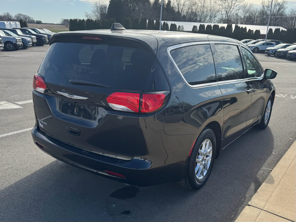 Used 2022 Chrysler Voyager LX FWD image 9