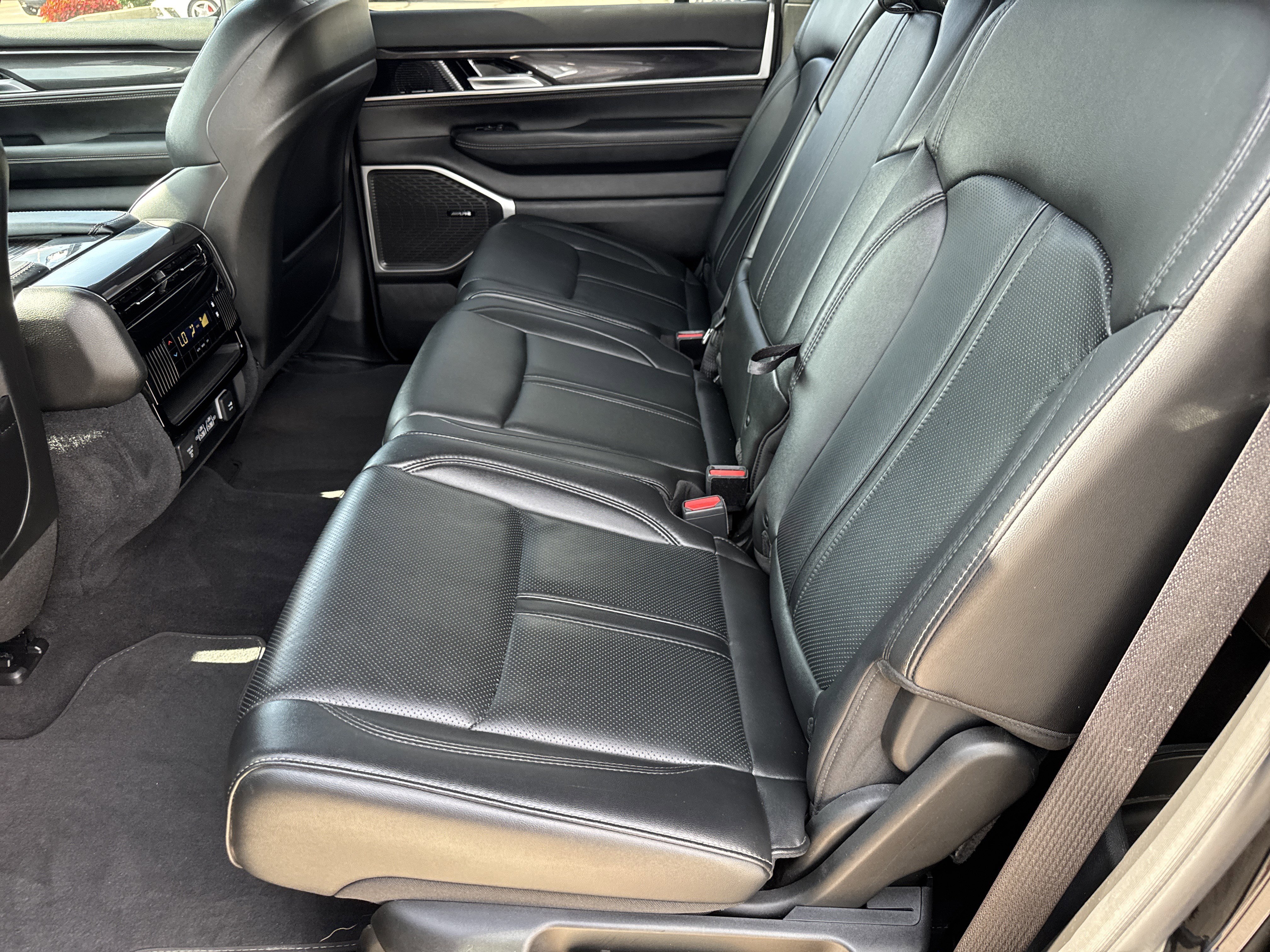 Used 2023 Jeep Wagoneer L 4WD w/ Premium Group I image 11