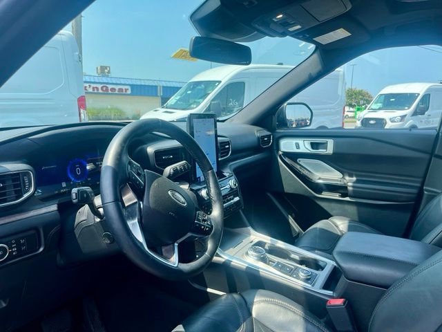 Certified 2024 Ford Explorer Platinum w/ Technology Package AWD/4WD image 3