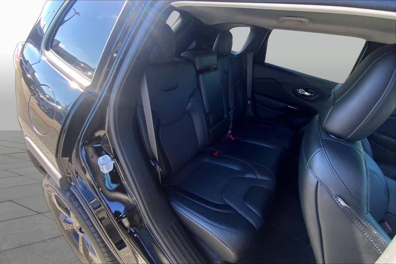 Used 2023 Jeep Cherokee Altitude Lux AWD/4WD image 17