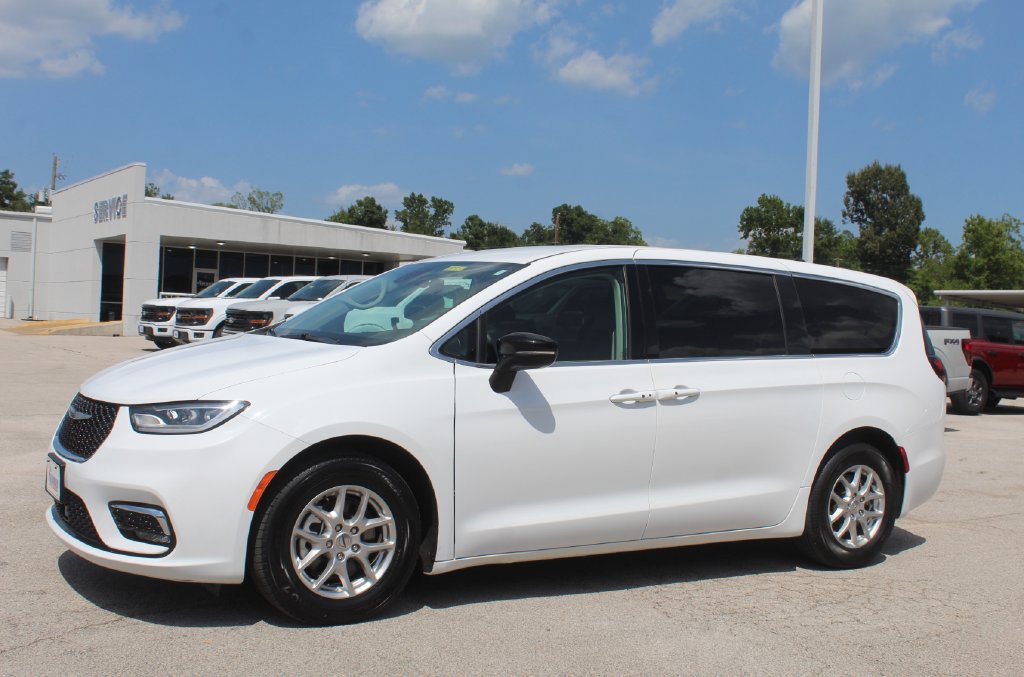 Used 2024 Chrysler Pacifica Touring-L FWD image 5