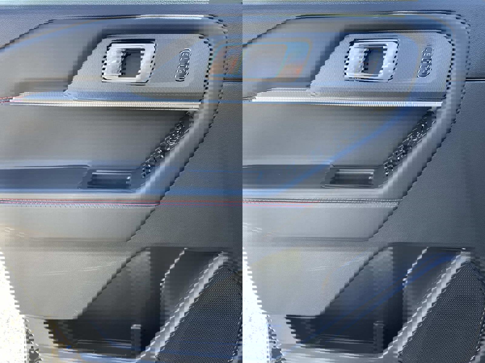 Certified 2025 Ford Explorer ST-Line image 18