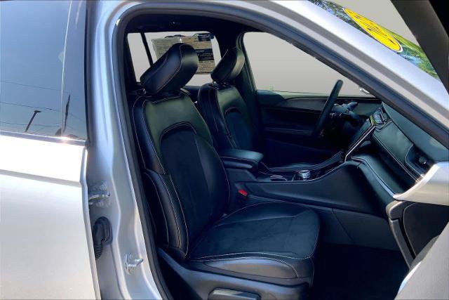 Used 2025 Jeep Grand Cherokee Altitude AWD/4WD image 8