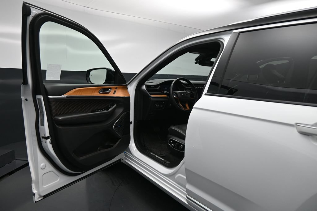 Used 2023 Jeep Grand Cherokee Summit AWD/4WD image 9