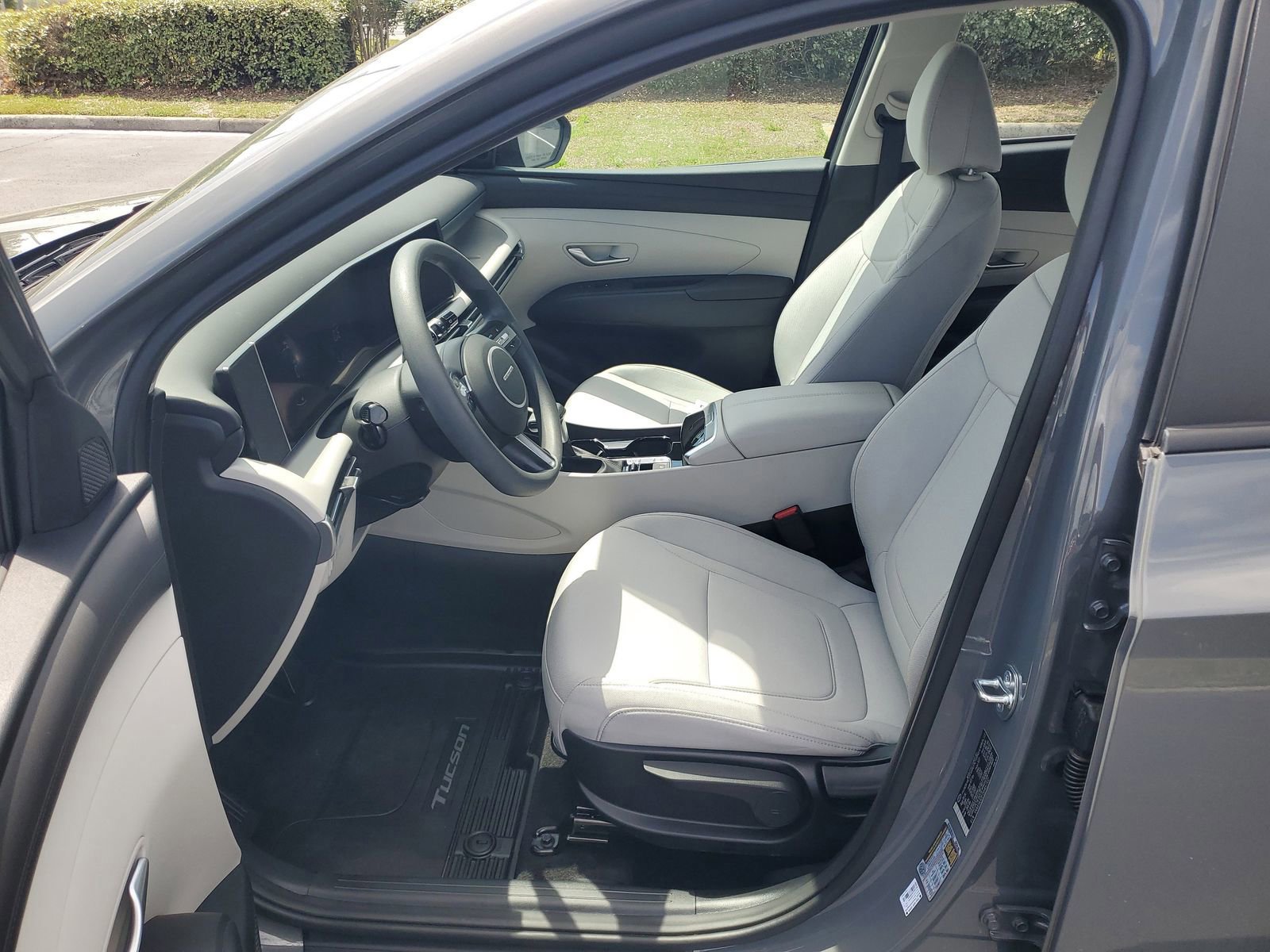 Used 2025 Hyundai Tucson SE image 16