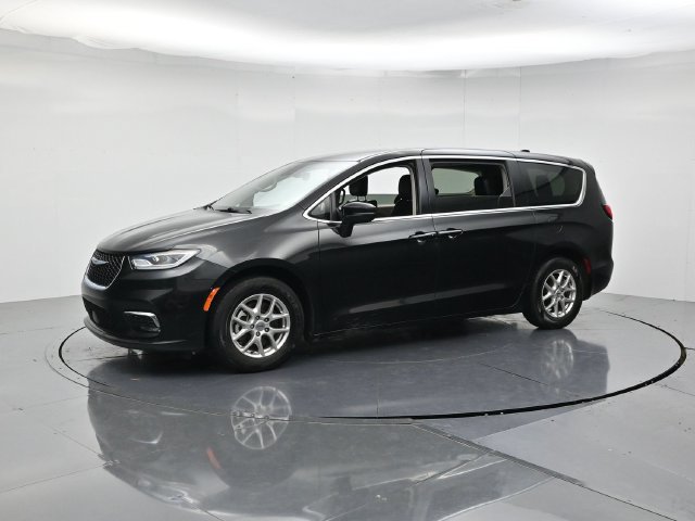 Used 2023 Chrysler Pacifica Touring-L FWD image 5