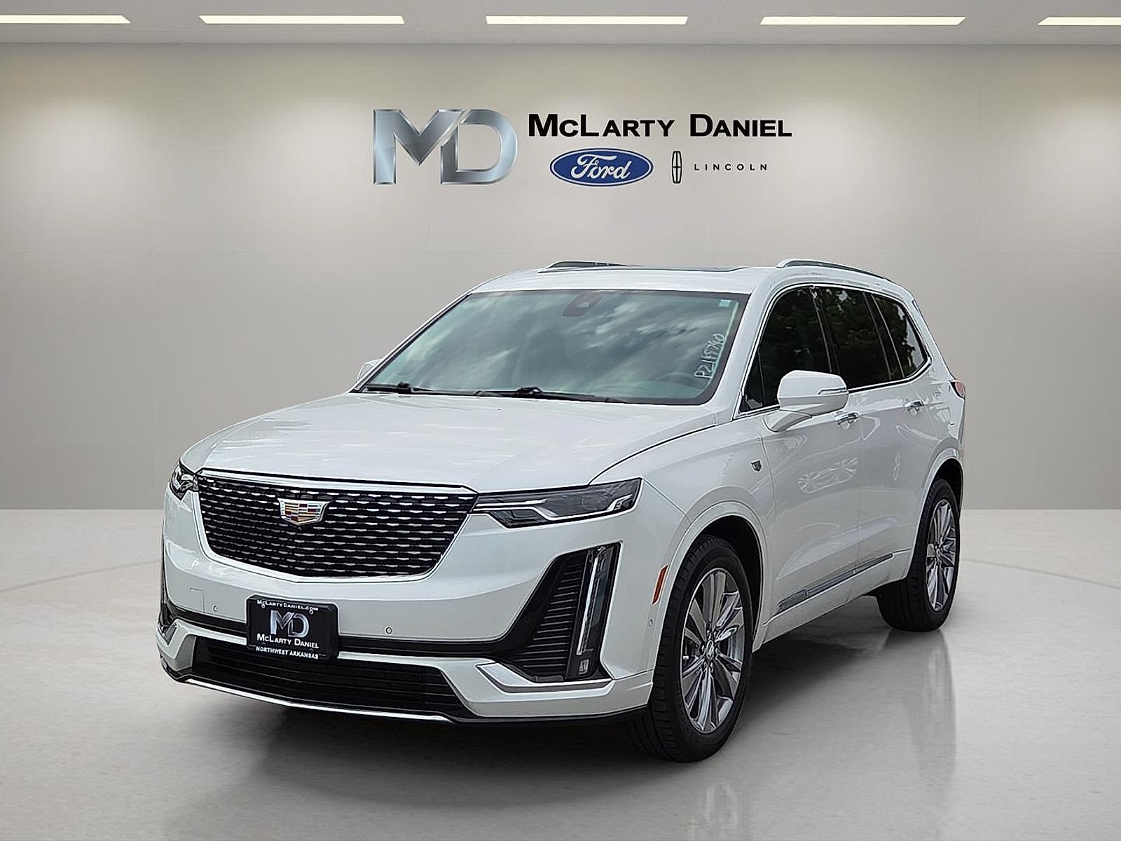 Used 2023 Cadillac XT6 Premium Luxury w/ Technology Package FWD image 2