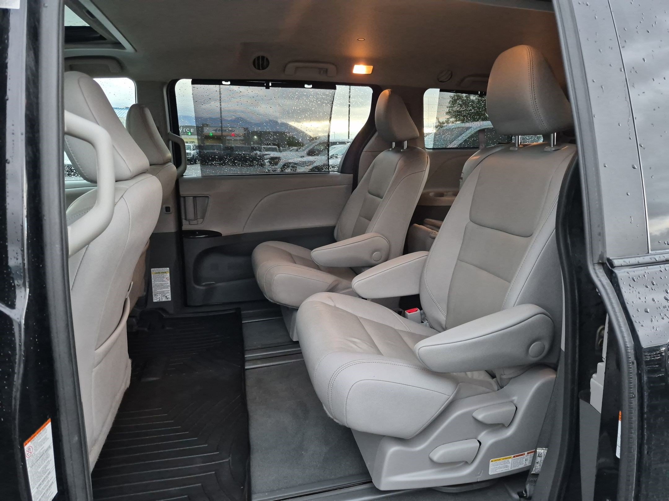 Used 2020 Toyota Sienna XLE FWD image 30