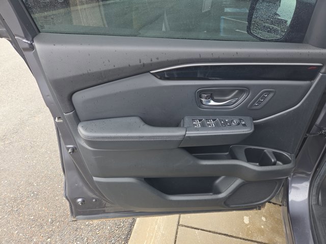 Used 2025 Honda Pilot Touring image 11