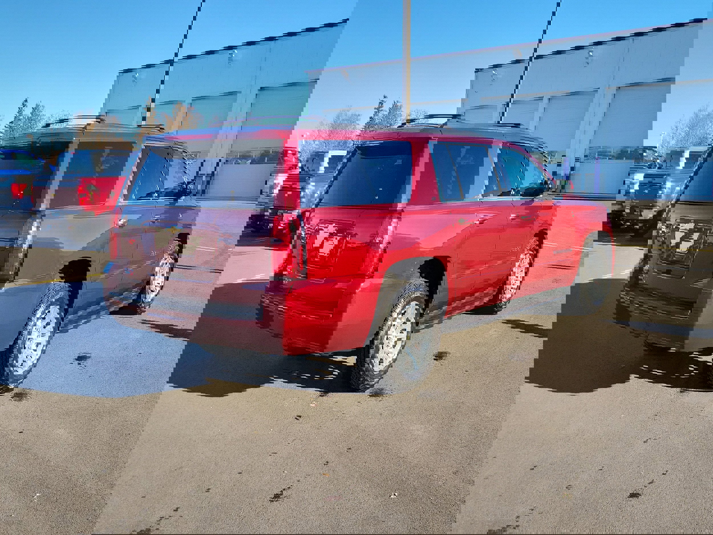 Used 2018 Chevrolet Suburban LT w/ Luxury Package image 3