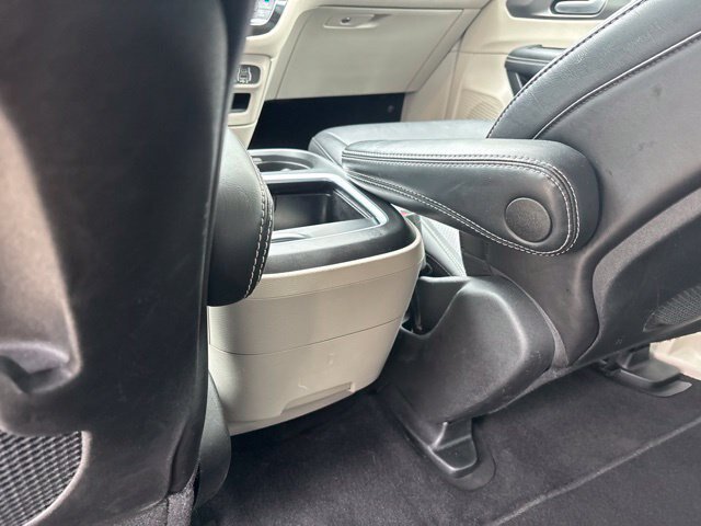 Used 2024 Chrysler Pacifica Limited FWD image 32