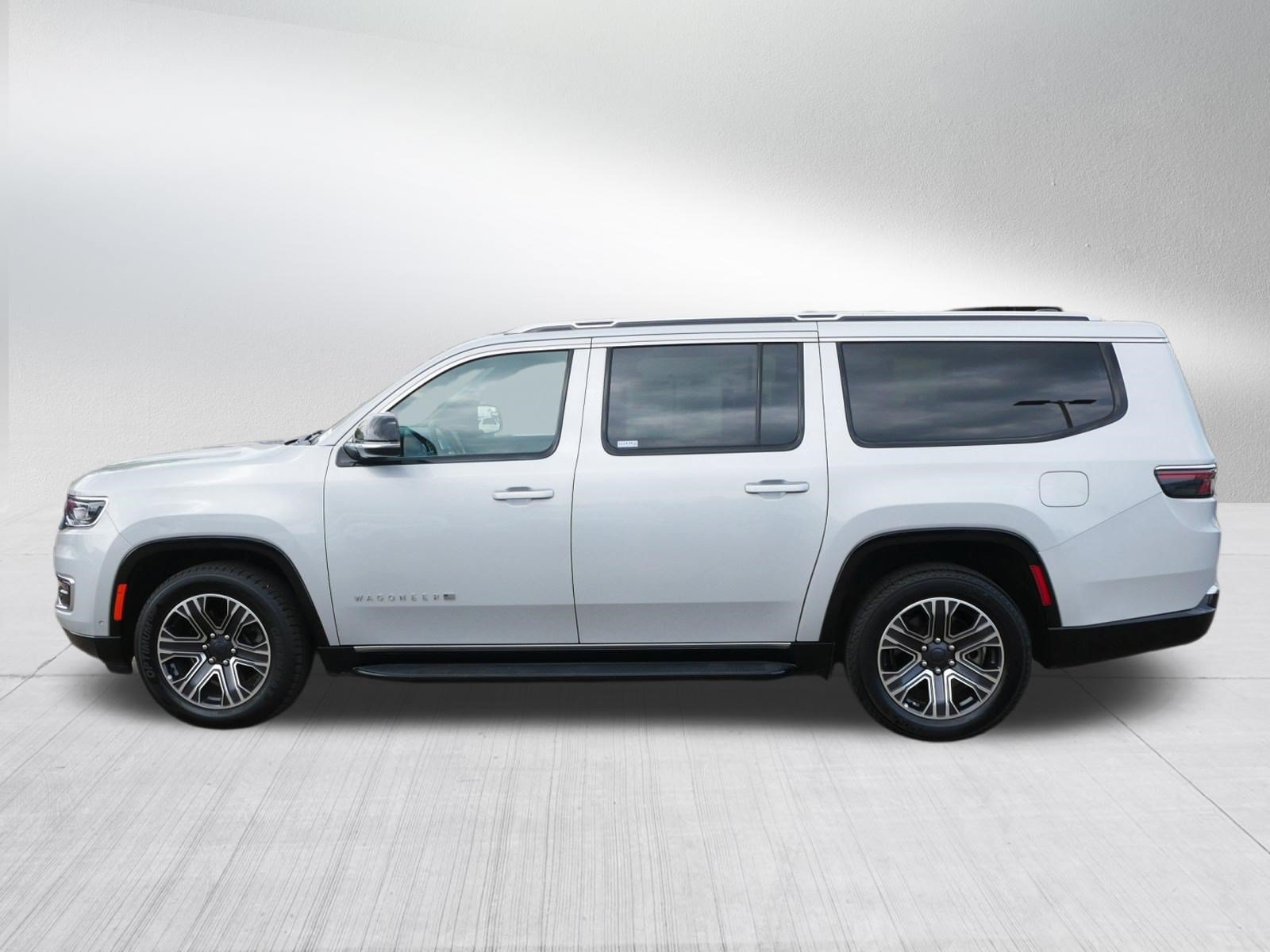 Used 2024 Jeep Wagoneer L Series II AWD/4WD image 4