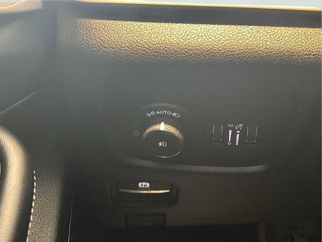 Used 2023 Jeep Grand Cherokee Limited AWD/4WD image 17