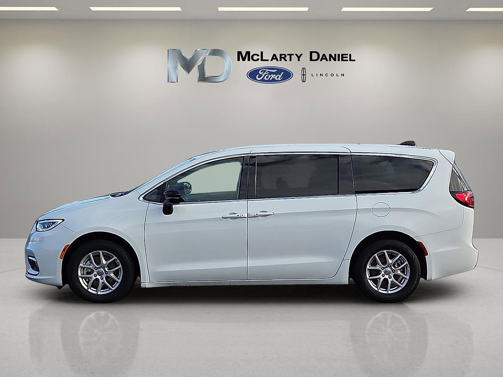 Used 2024 Chrysler Pacifica Touring-L image 3