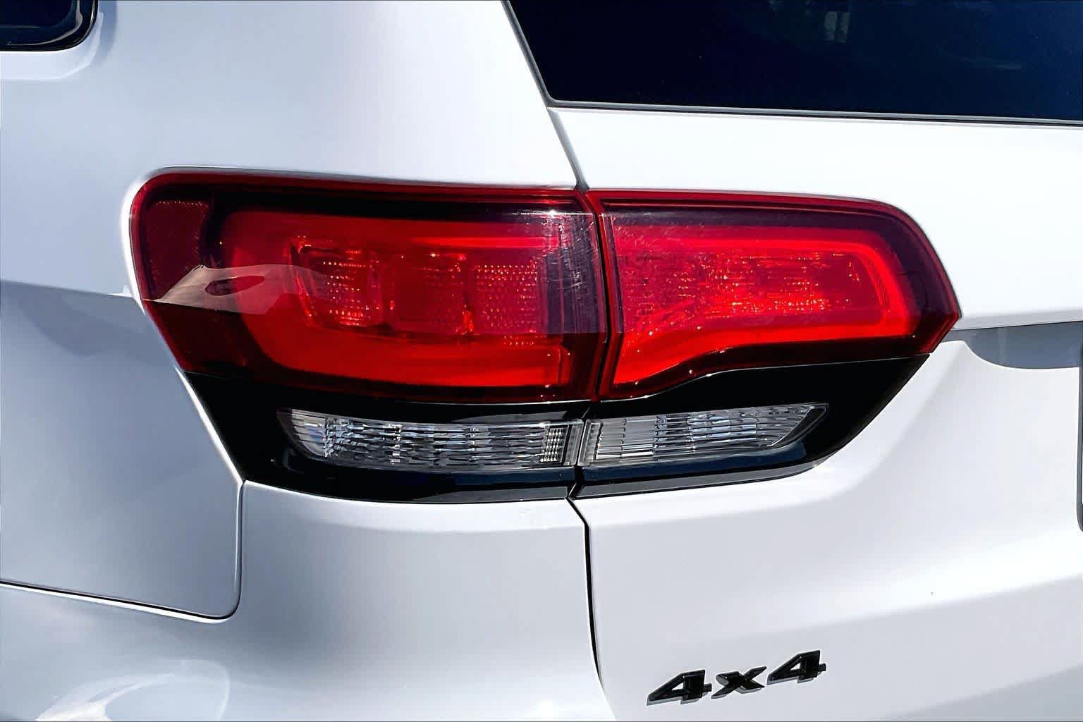 Used 2020 Jeep Grand Cherokee Altitude AWD/4WD image 25