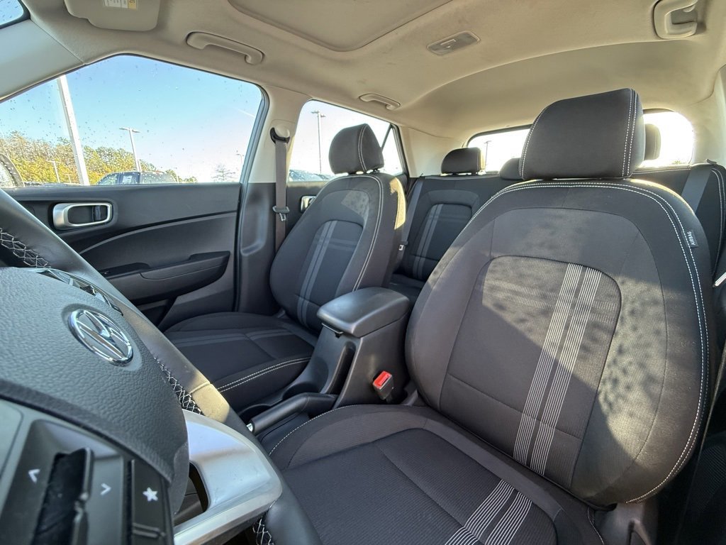 Used 2025 Hyundai Venue SEL image 22