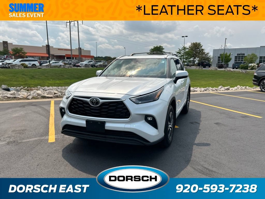 Used 2022 Toyota Highlander XLE AWD/4WD image 1