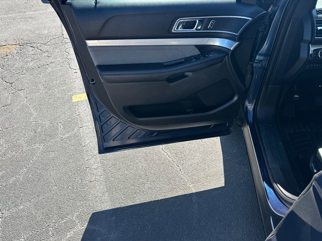 Certified 2017 Ford Explorer XLT w/ Equipment Group 202A FWD image 10