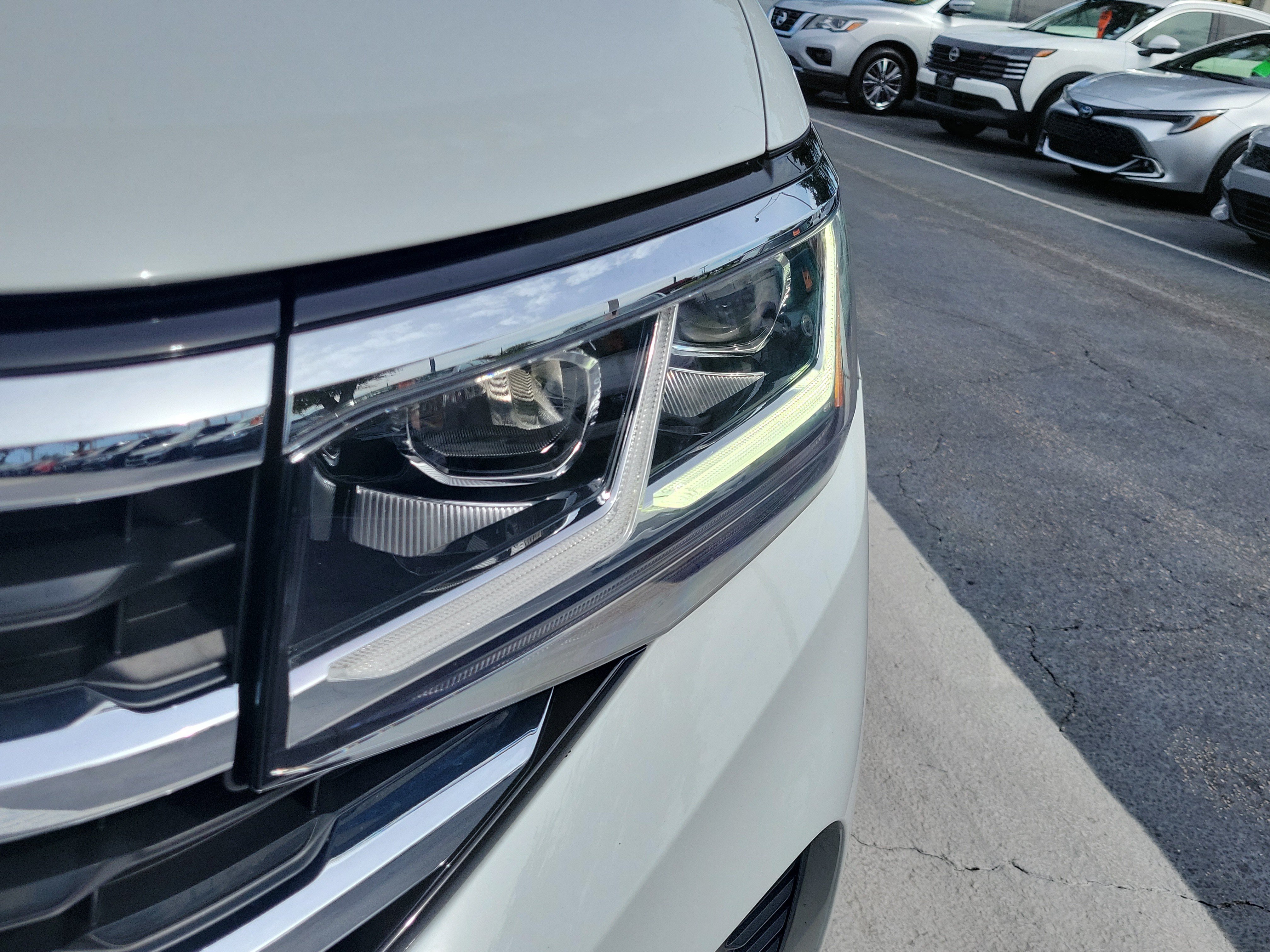 Used 2022 Volkswagen Atlas Cross Sport SE FWD image 3