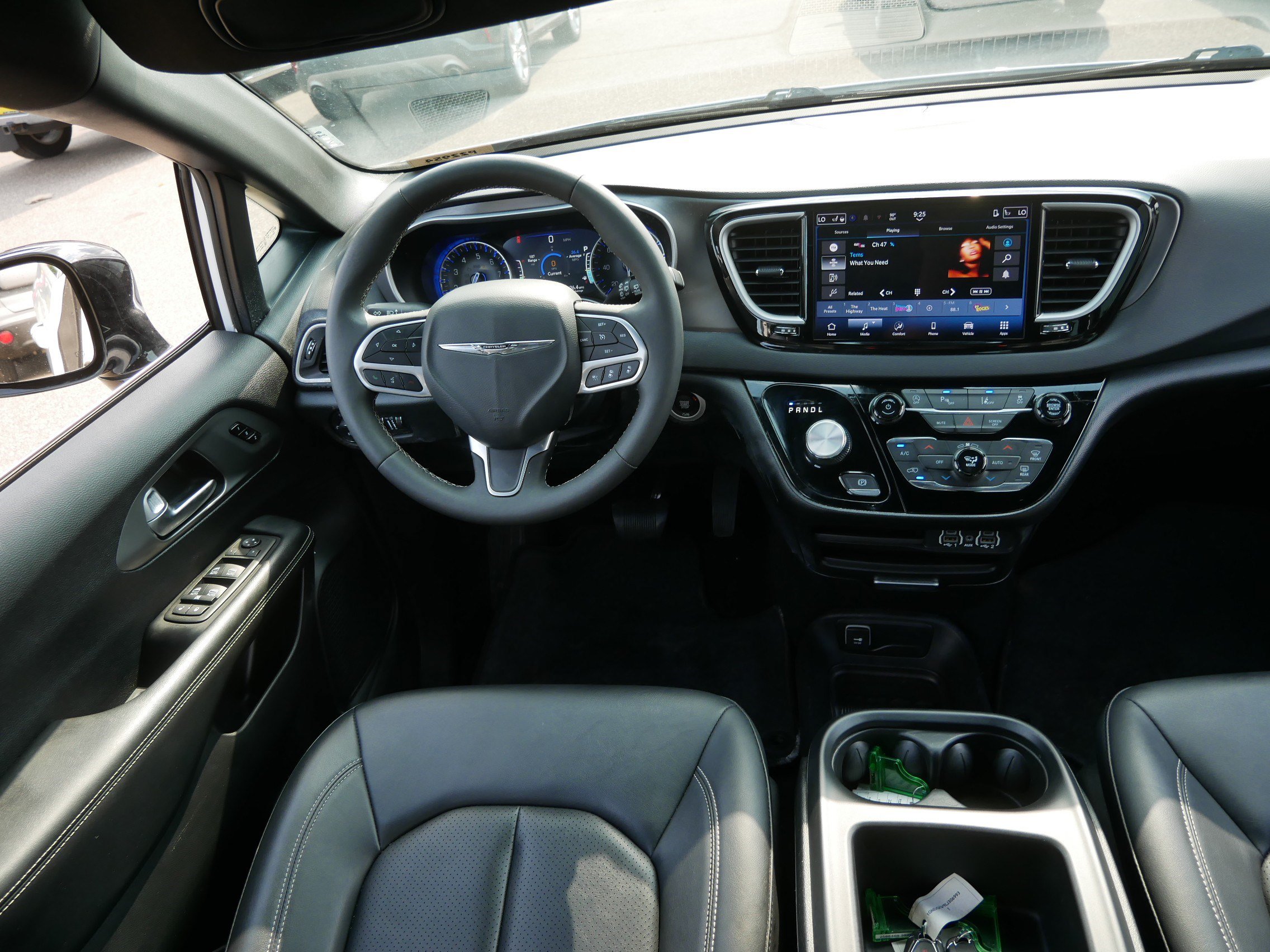 Used 2025 Chrysler Pacifica Select FWD image 9