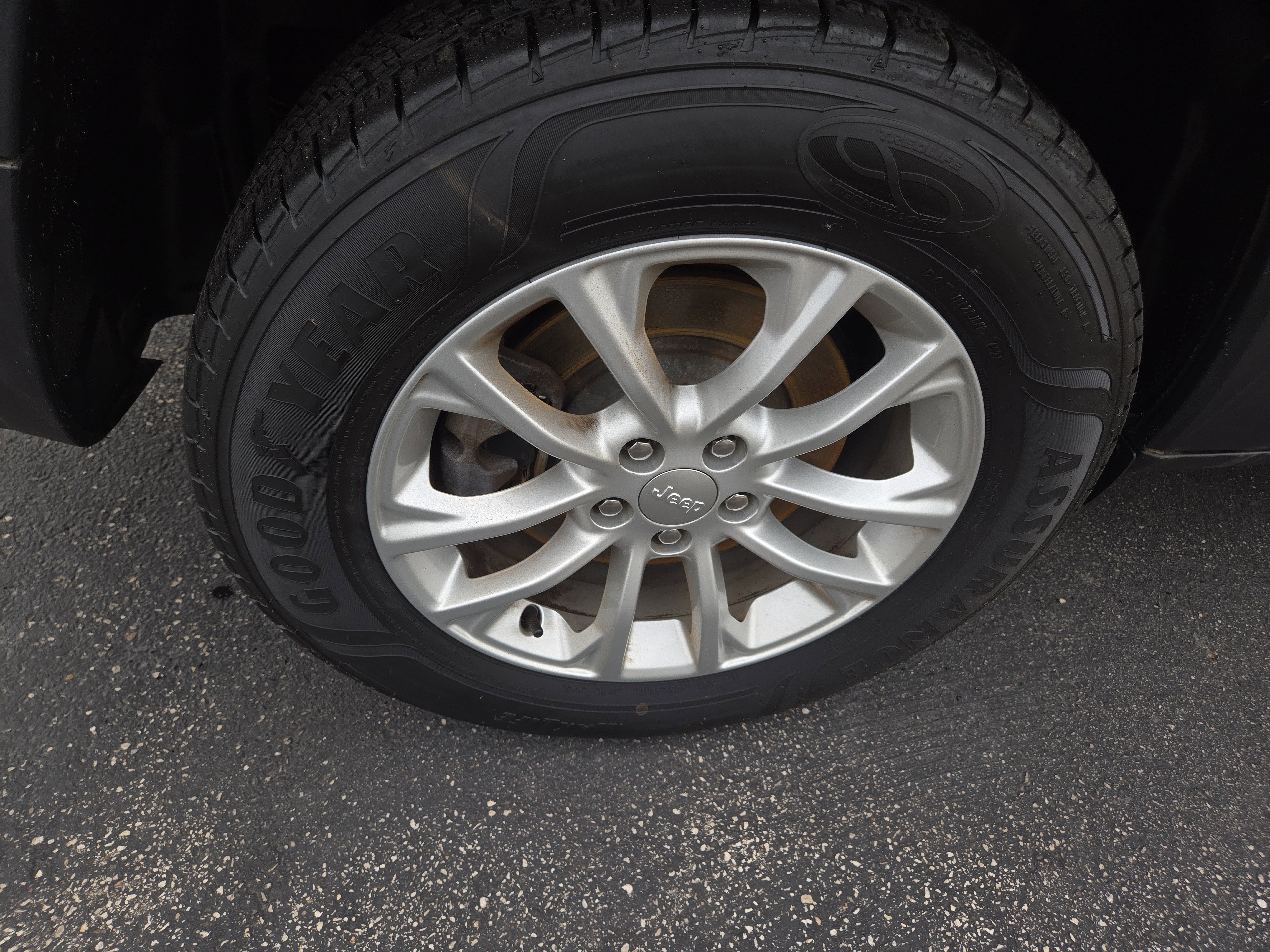 Used 2020 Jeep Cherokee Latitude w/ Cold Weather Group image 9