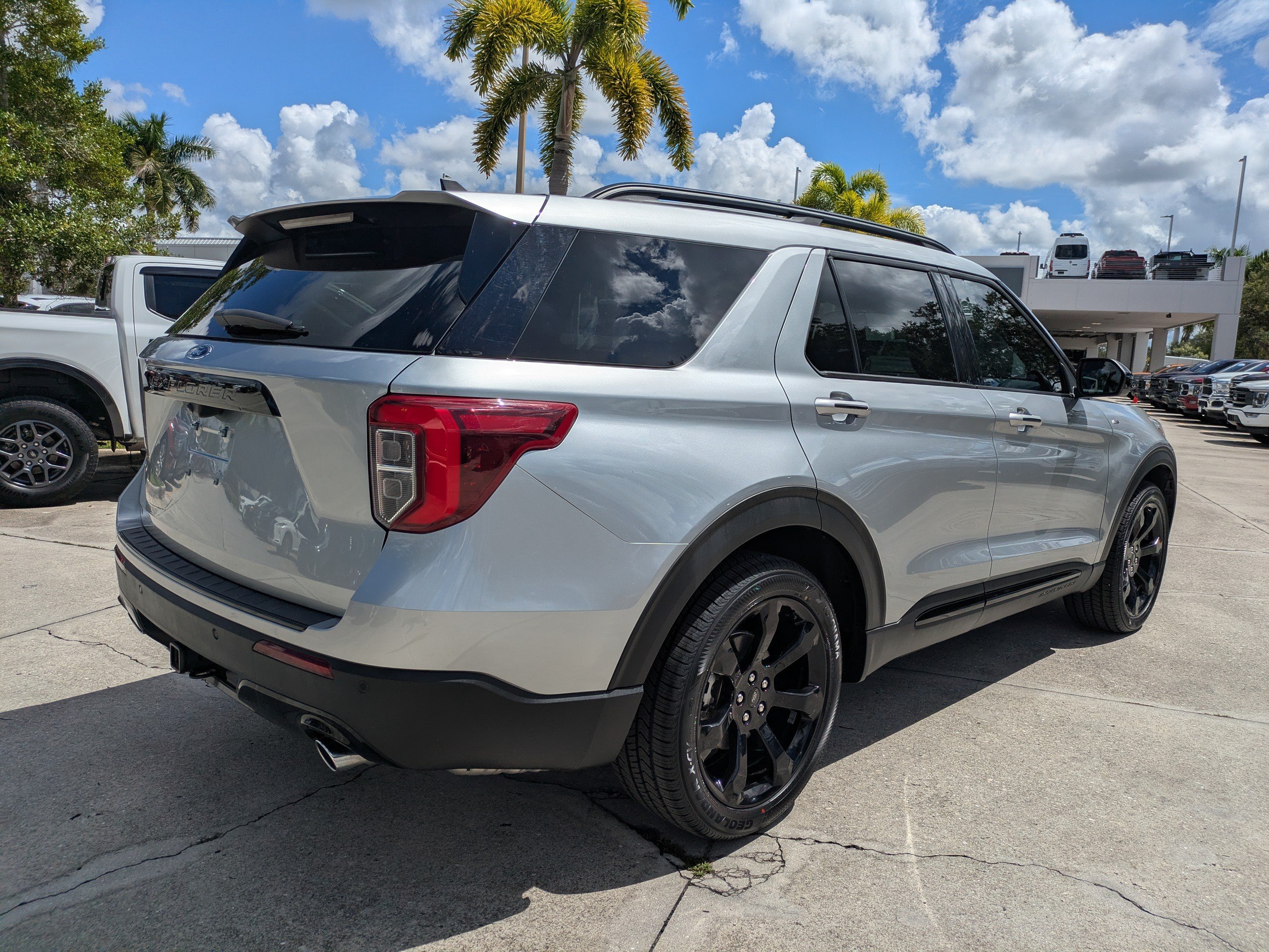 Certified 2024 Ford Explorer ST-Line w/ Class IV Trailer Tow Package RWD image 4