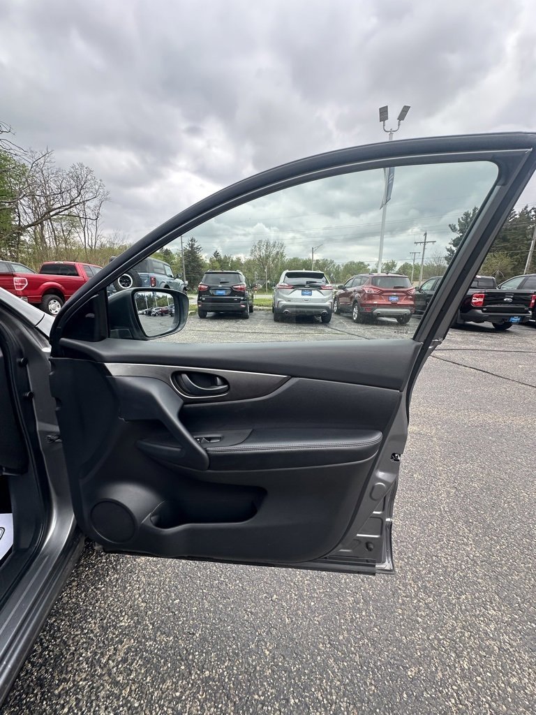 Used 2021 Nissan Rogue Sport S image 18