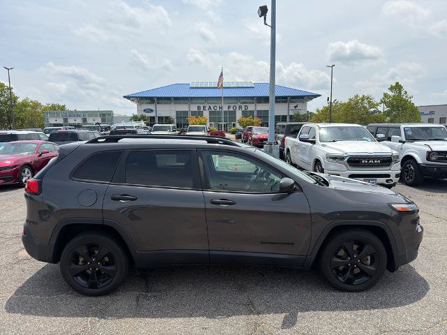 Used 2017 Jeep Cherokee Sport FWD image 4