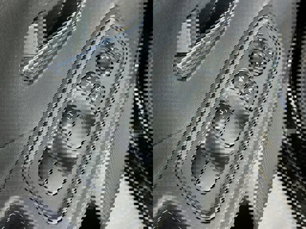 Used 2023 Nissan Versa SV image 27