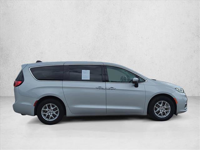 Used 2023 Chrysler Pacifica Touring-L FWD image 4