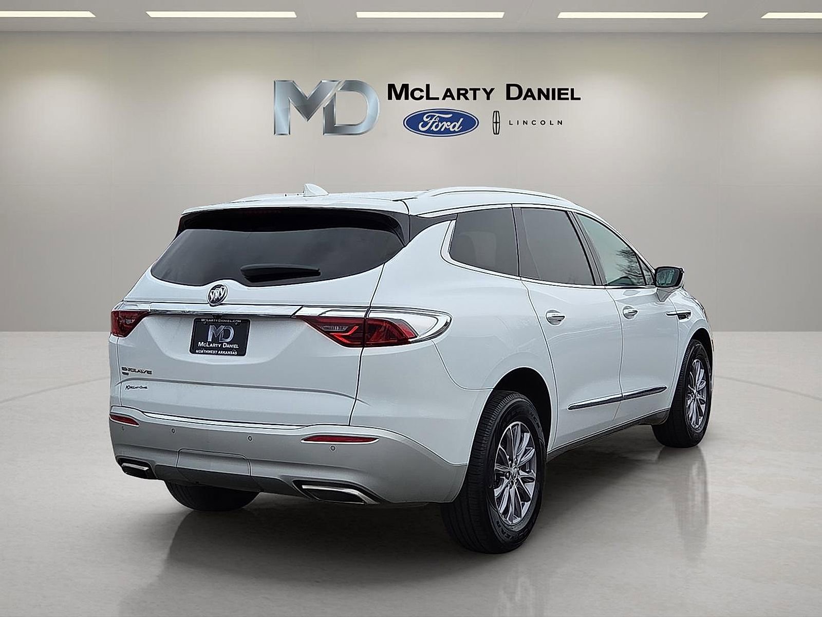 Used 2024 Buick Enclave Essence image 5