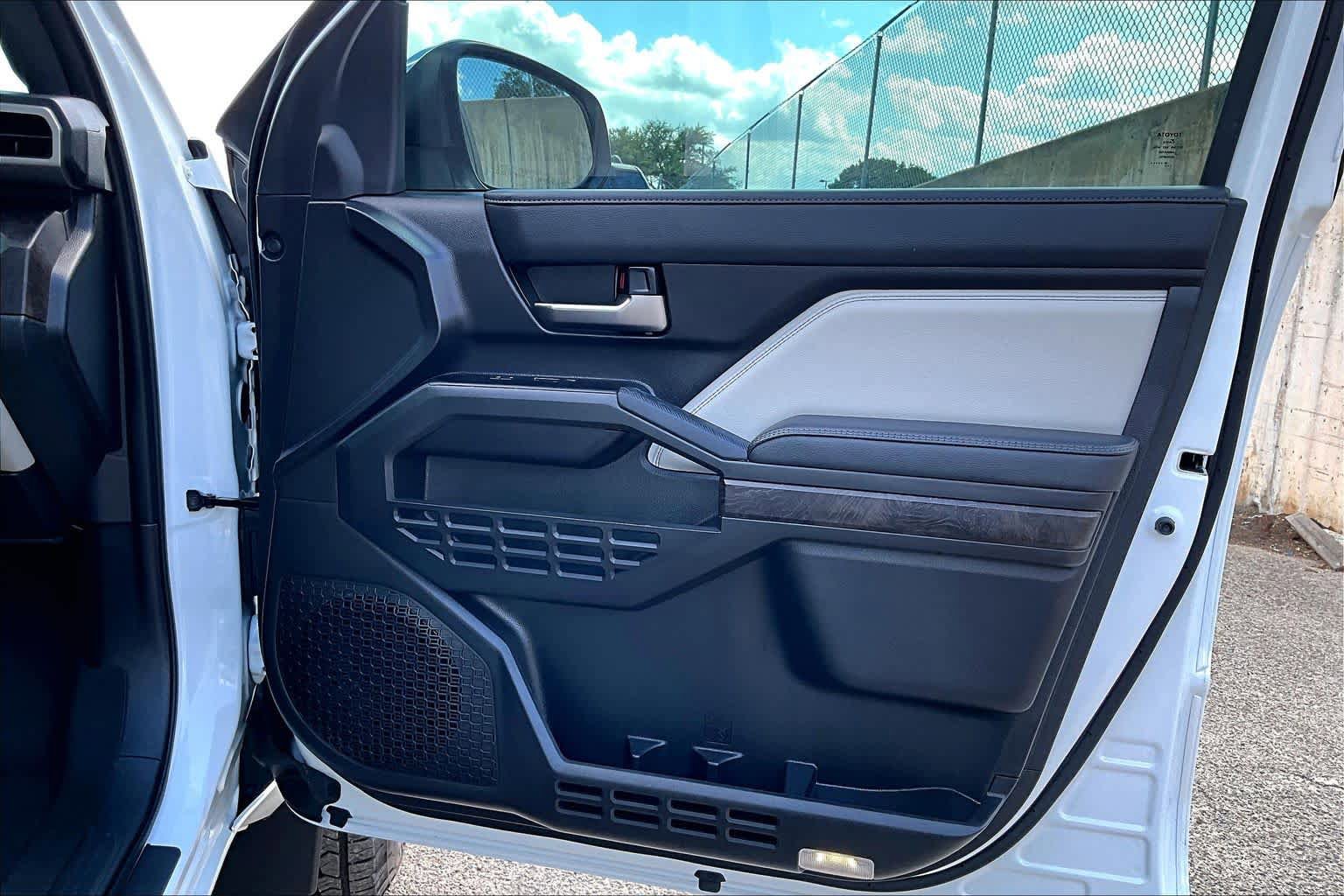 Used 2025 Toyota Tacoma Limited AWD/4WD image 23