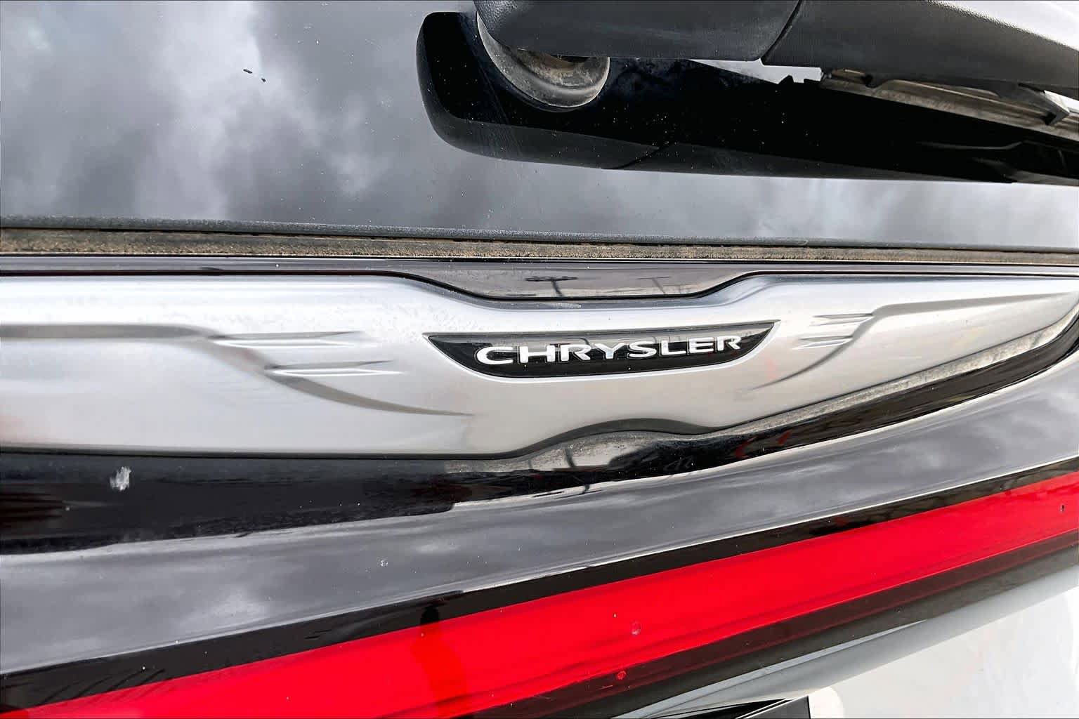 Used 2024 Chrysler Pacifica Touring-L FWD image 30