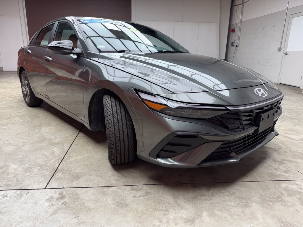 Used 2025 Hyundai Elantra Sport FWD image 5